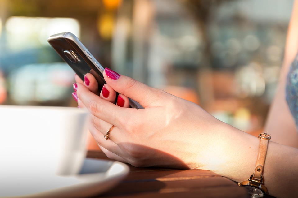 Comment enlever son vernis à ongles sans dissolvant?